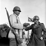 Dois oficiais da brigada uniformizados e de capacete no terraço do Palácio Piratini