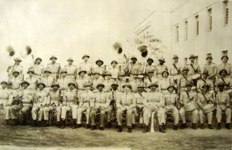 Banda da Brigada Militar uniformizada posando para uma foto