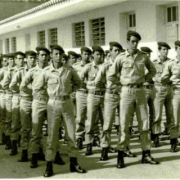 Grupo de alunos do Colégio Tiradentes, de sexo masculino, em três fileiras. 