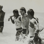 Salva-vidas resgatando banhista de afogamento na Operação Golfinho da década de 1970