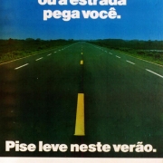 Cartaz da Operação Golfinho de 1992 com slogan "Ou você pega a estrada ou a estrada pega você".