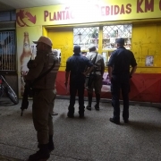 Bm e bombeiros fiscalizando comercio