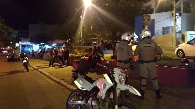 BM aborda pessoas em praça