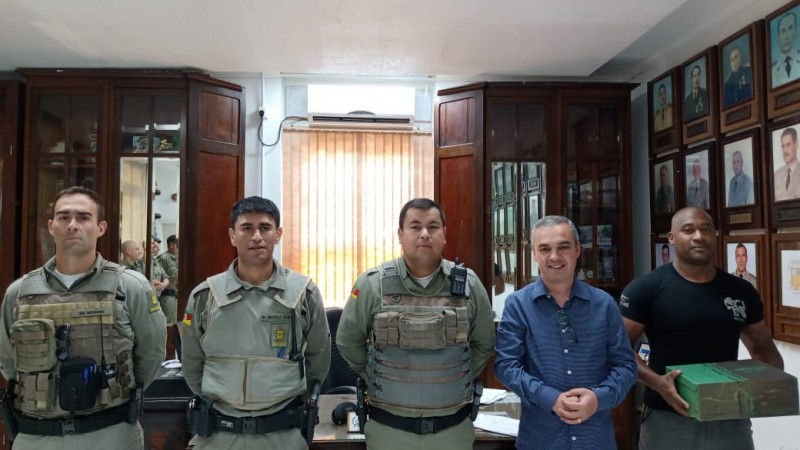 policias e empresario que fez a doação