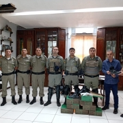 policiais, empresário local e botas doadAS