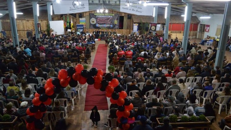 Formatura do PROERD em Três Passos. Visão geral do local da formatura (devidamente decorado), com a presença de convidados, autoridades e das mais de 300 crianças que se formaram nesse dia.