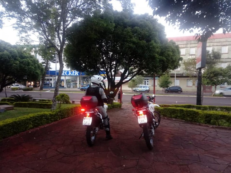 policiamento na praça central