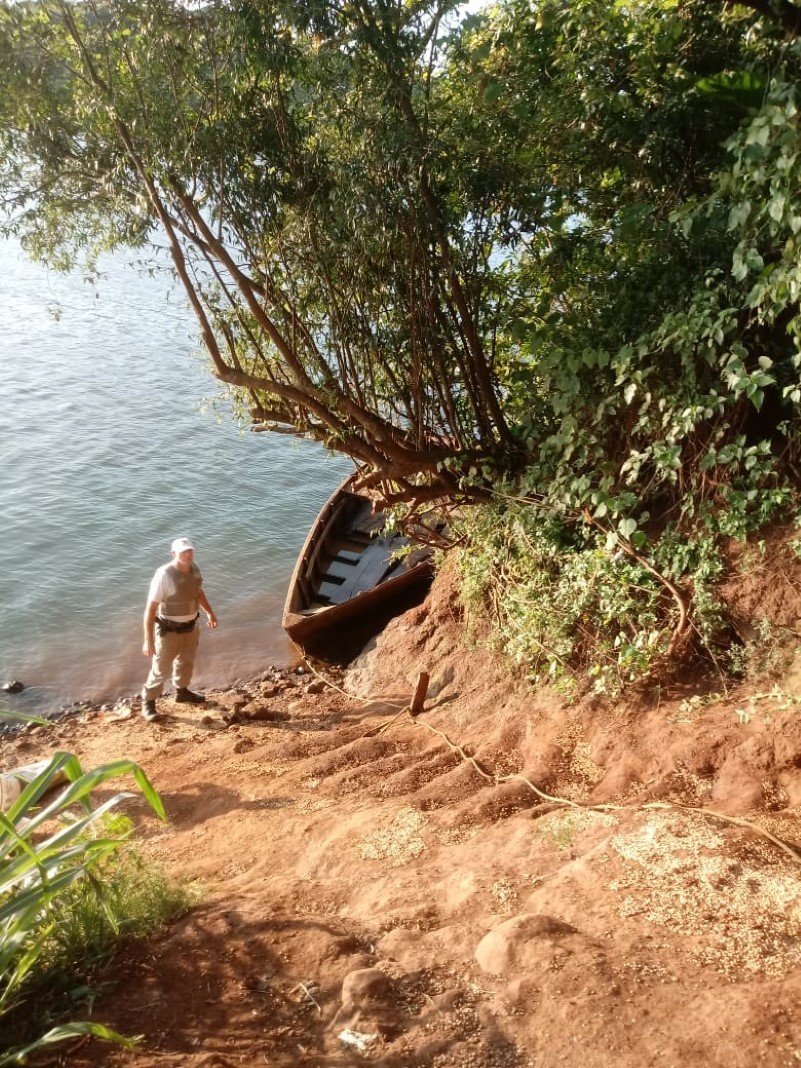 Militar estadual durante a apreensão de descaminho