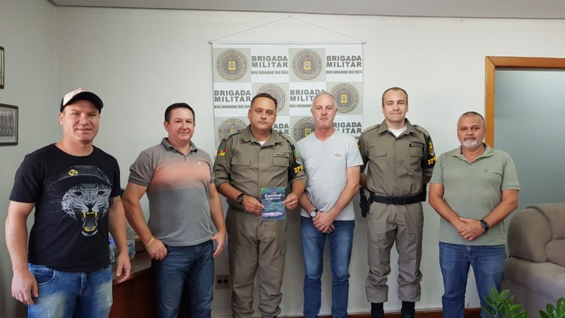 Comandante do 37&deg; BPM com a comiss&atilde;o da Expofred