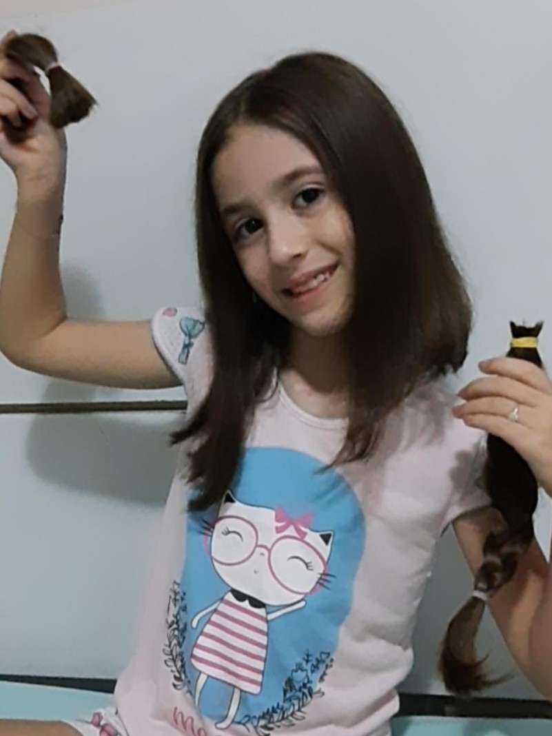 A pequena Milena fez sua doação de mechas