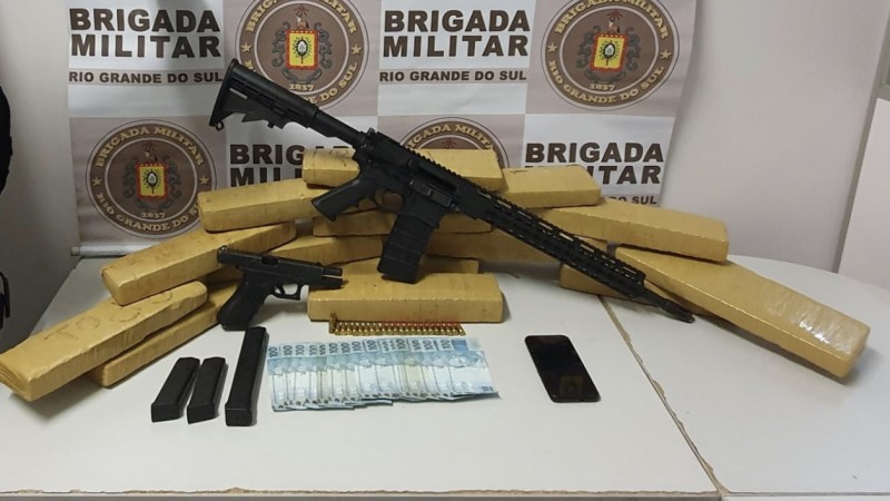 1º BPM apreende fuzil e armas em Porto Alegre - Brigada Militar