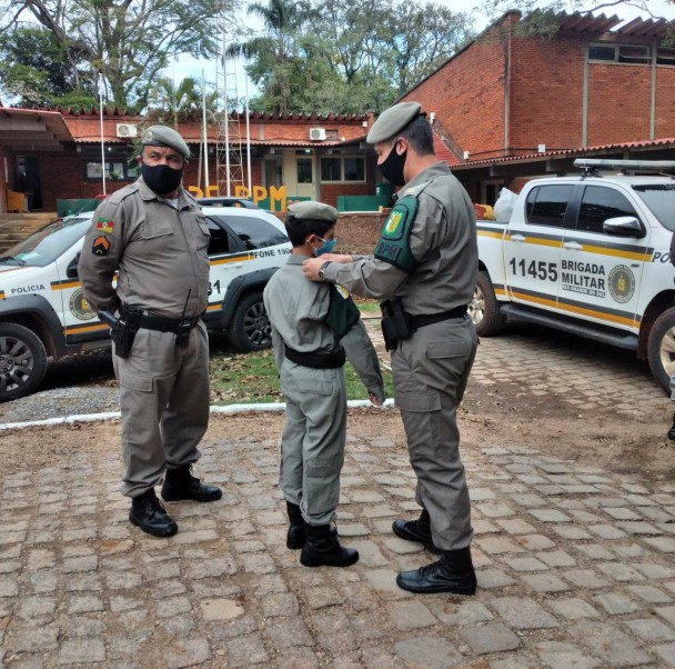 Menino que sonha em ser policial