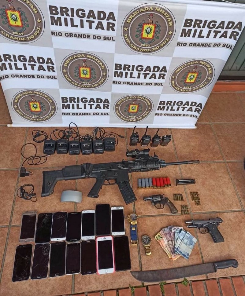 1º BPM apreende fuzil e armas em Porto Alegre - Brigada Militar