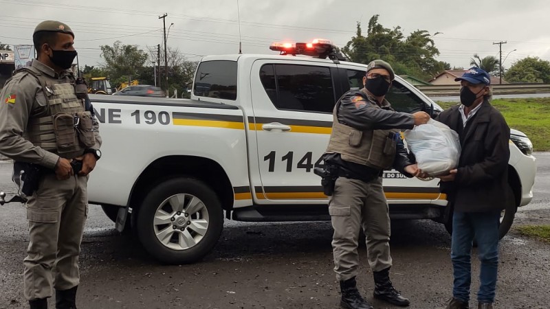 Brigada Militar faz a entrega de cesta básica