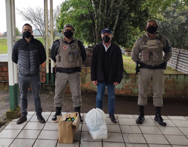 Brigada Militar faz a entrega de cesta básica