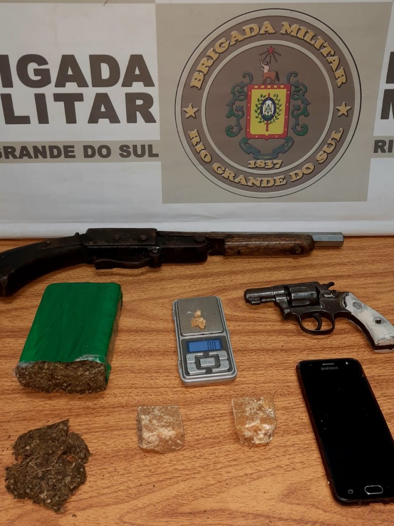 Armas e drogas apreendidas