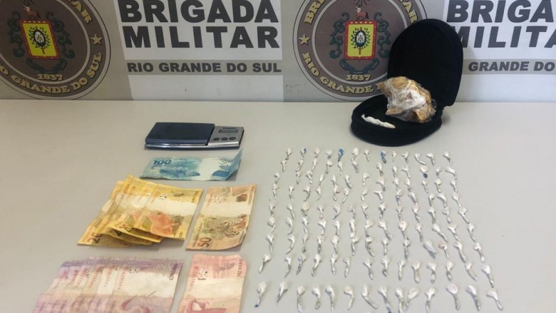 Na imagem aparecem drogas, dinheiro, balança de precisão