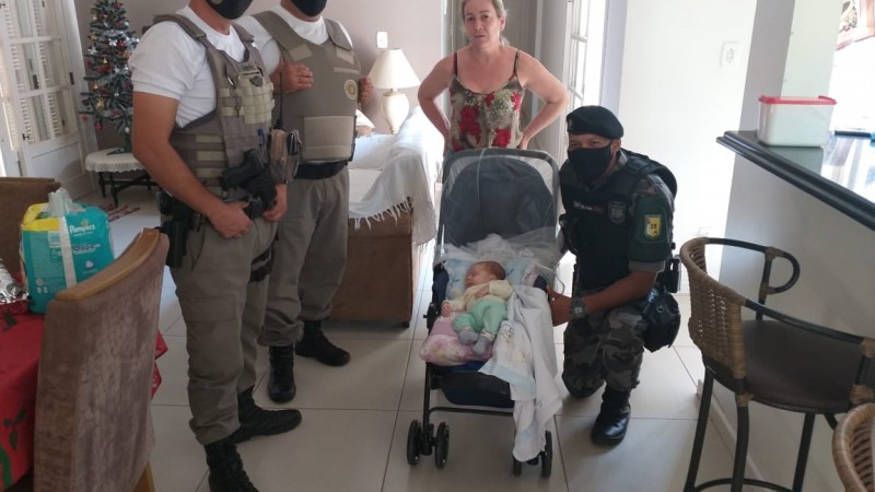 Policial militar reencontra crian&ccedil;a salva 
