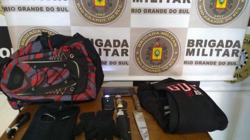 roupas, touca ninja, facas e celulares