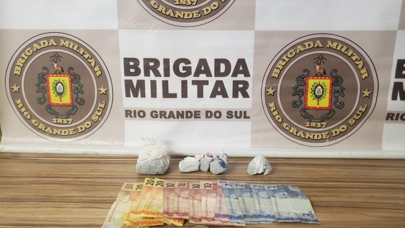 por&ccedil;&otilde;es de coca&iacute;na e dinheiro