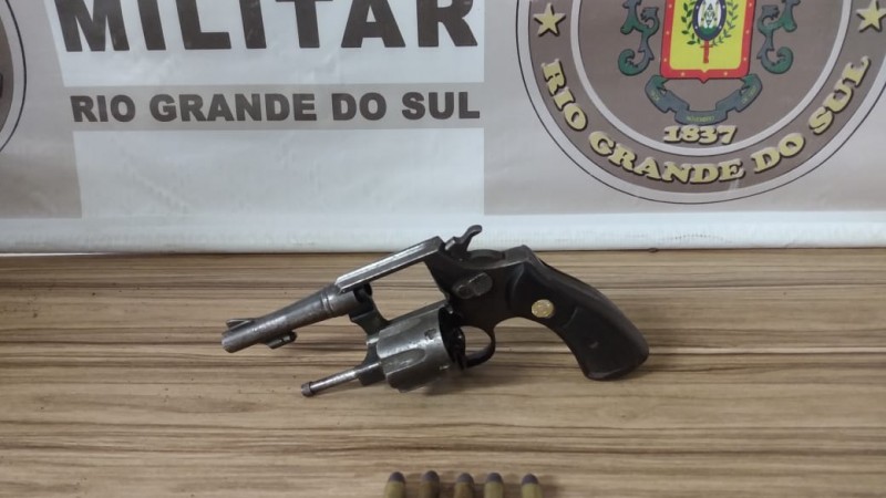 revolver e muni&ccedil;&otilde;es