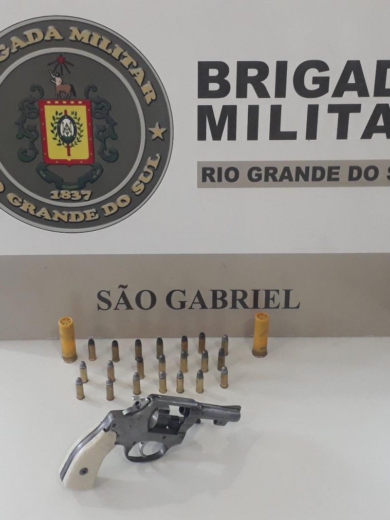 revolver e muni&ccedil;&otilde;es apreendidos