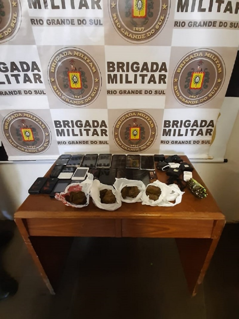 celulares e maconha apreendidos