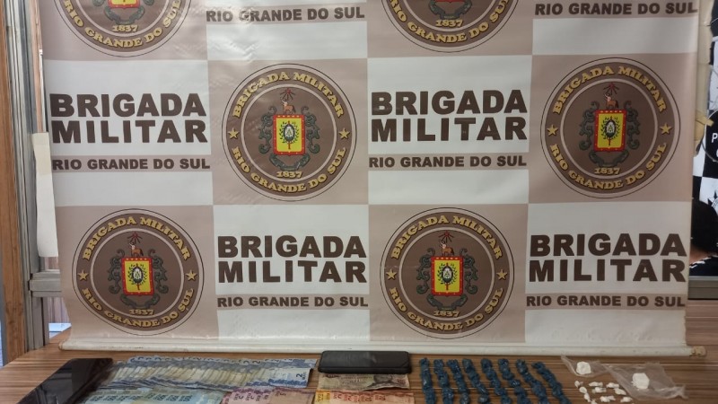 maconha, cocaína celulares e dinheiro