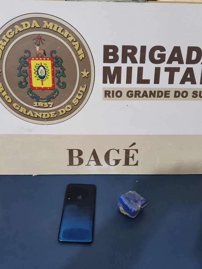 droga e celular apreendidos