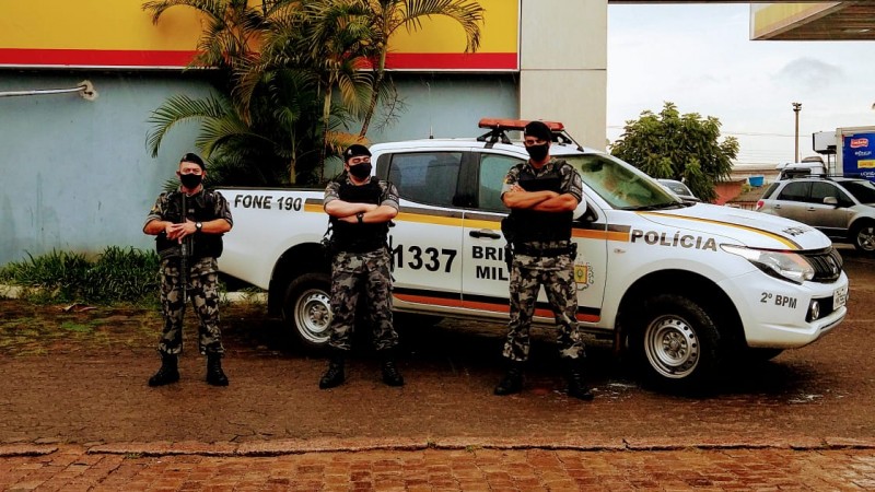 Policiais Militares em frente a viatura da Brigada Militar