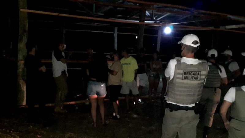 policiais dispersando a festa
