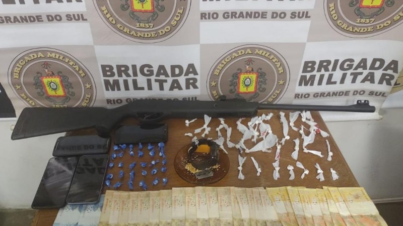 drogas, arma de pressão e dinheiro