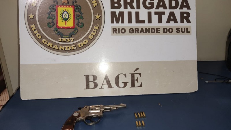 revolver e munição apreendido