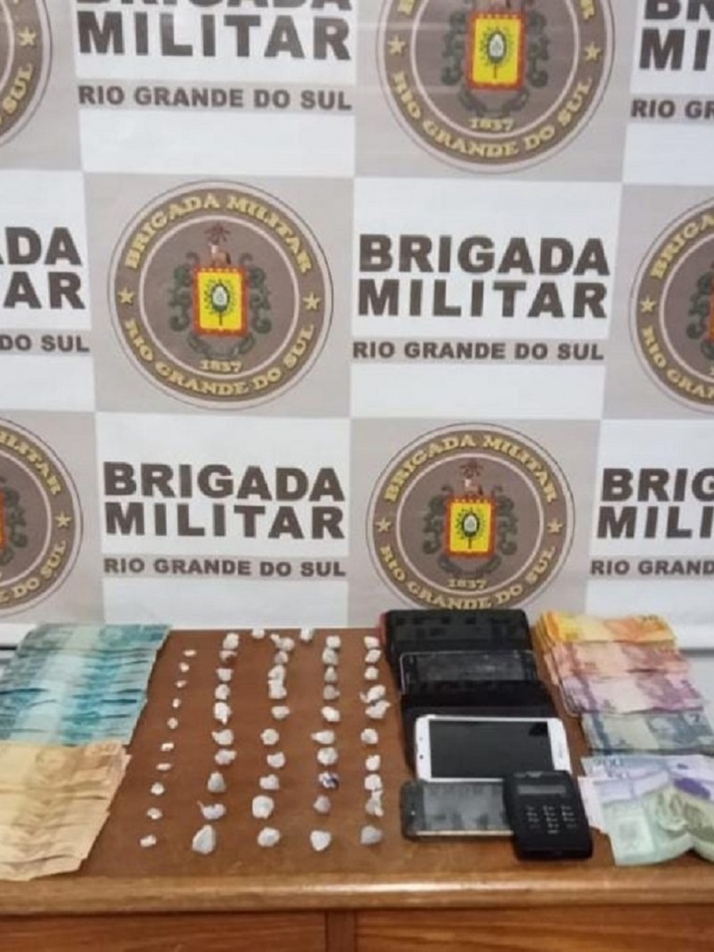 drogas, dinheiro e celulares apreendidos
