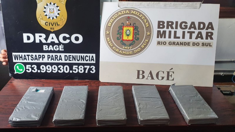 cinco tijolos de droga