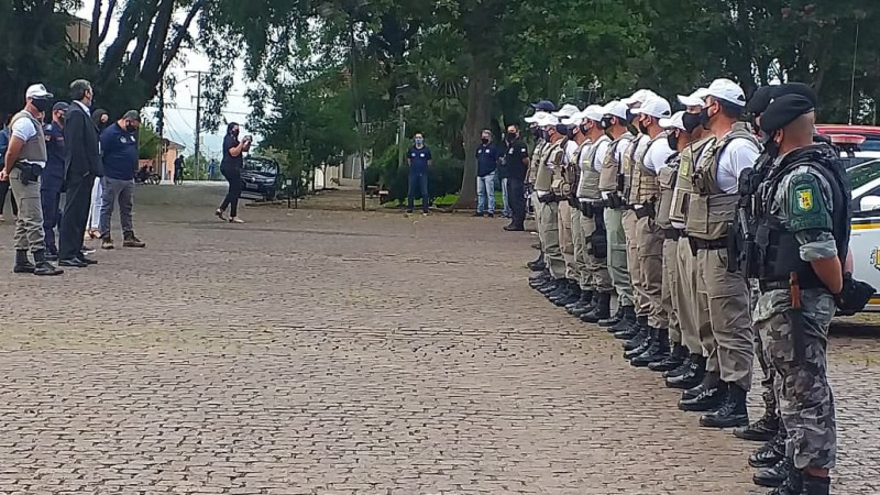 Policiais militares do 35&ordm; BPM em forma, de frente para autoridades civis e militares.