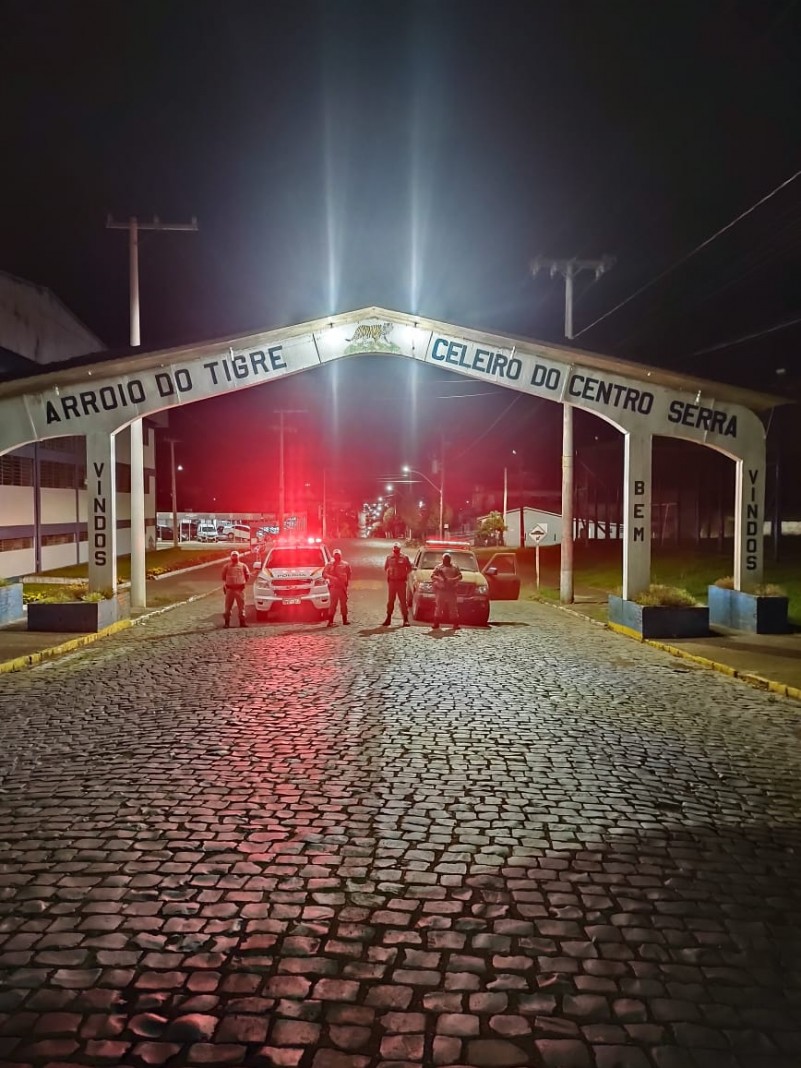 Policiais Militares sob o p&oacute;rtico de entrada da cidade de Arroio do Tigre.