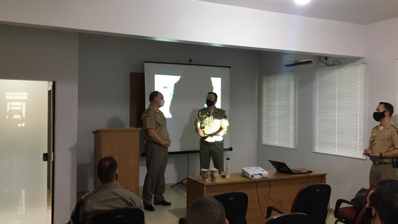 Local da palestra. Um pulpito e material de videoprojetor. Na imagem o Comandante Regional VRP Coronel Reis, e ao lado o palestrante Ten Cel Carlos Daniel.