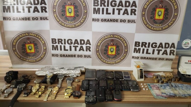 relogios, celulares e dinheiro apreendidos