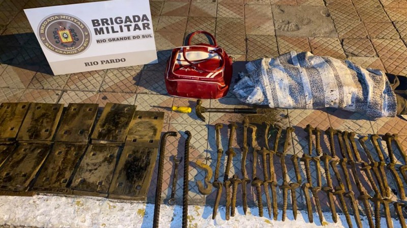 No fundo o banner da Brigada Militar e na frente os materiais apreenddos.