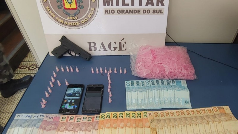 dinheiro, drogas e celulares apreendidos