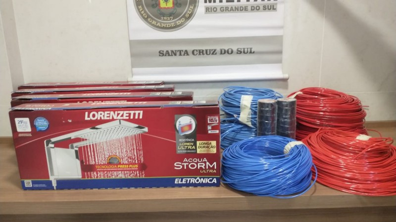 No fundo o banner da Brigada Militar e na frente os materiais apreendidos.