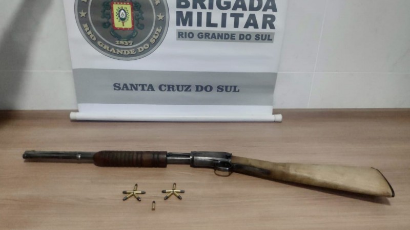 No fundo o banner da Brigada Militar. Sobre a mesa os materiais apreendidos.