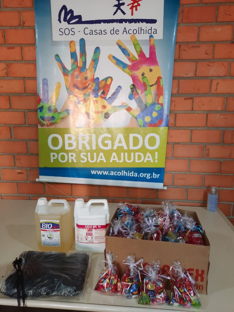 Brigada Militar de Canoas entrega doces para crianças carentes