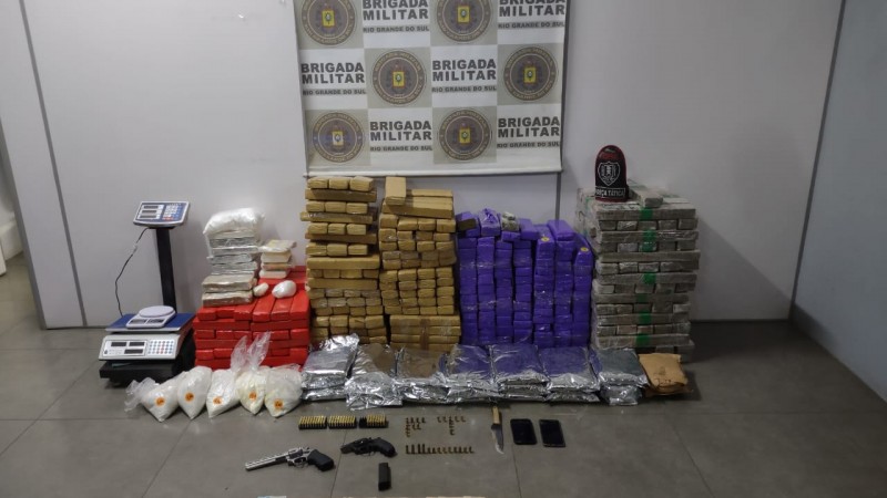 BM prende homem com armas e grande quantidade de drogas em Viamão