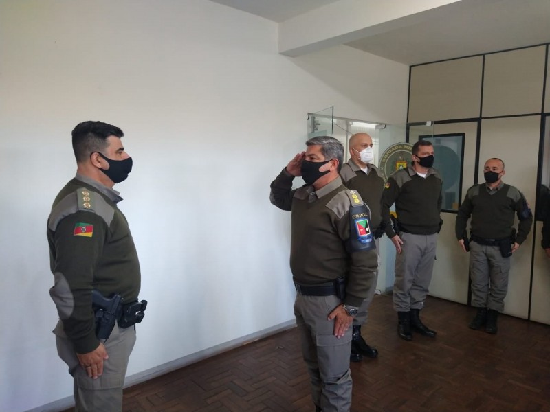 Solenidade ocorreu no gabinete do comandante do 2º BPAT, TCel Aurélio (à direita)