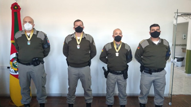 Oficiais homenageados e coronel Luz (à direita)
