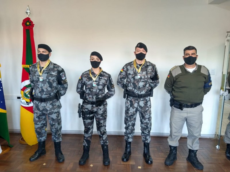 Praças que receberam a Comenda e o coronel Luz (à direita)