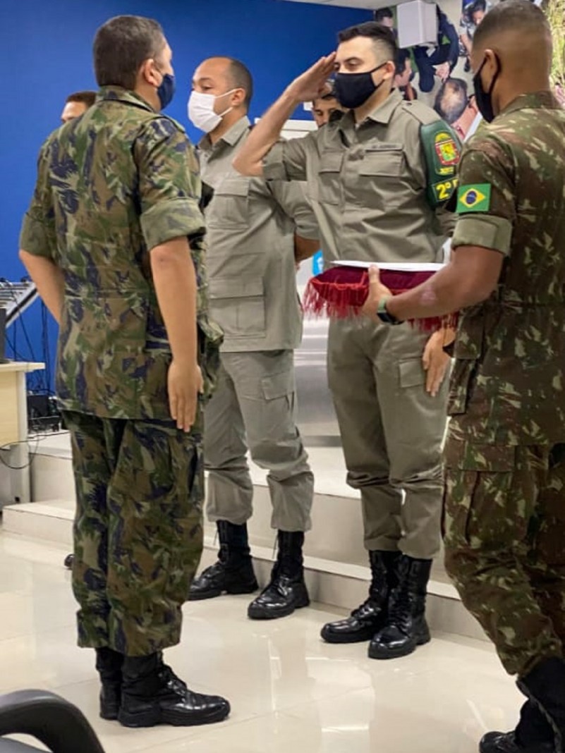 Soldado Azeredo prestando contin&ecirc;ncia a autoridade militar em sua frente.