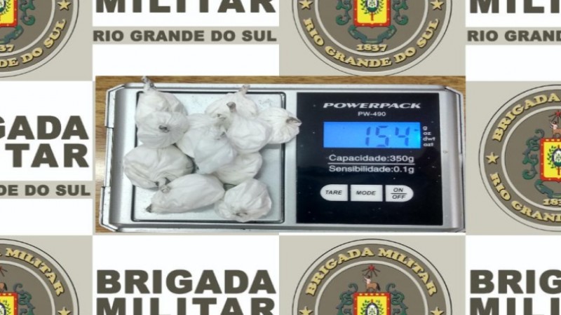 Ao fundo o banner da Brigada Militar. Sobre ele a droga apreendida sobre uma balan&ccedil;a de precis&atilde;o.
